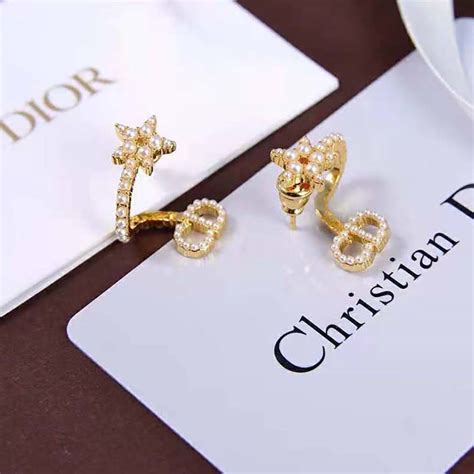 Модные серьги с жемчугом Dior .